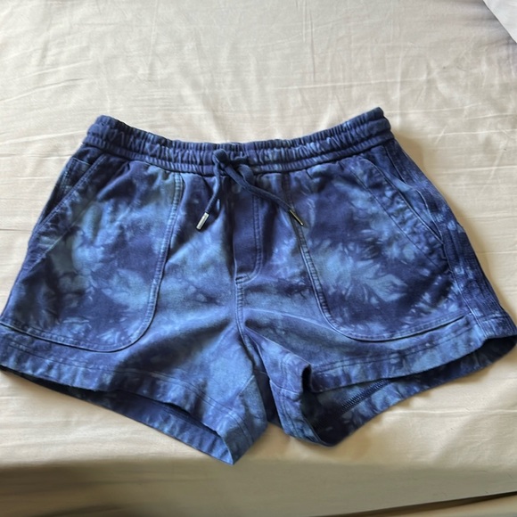Athleta Pants - Athleta small tie dye shorts